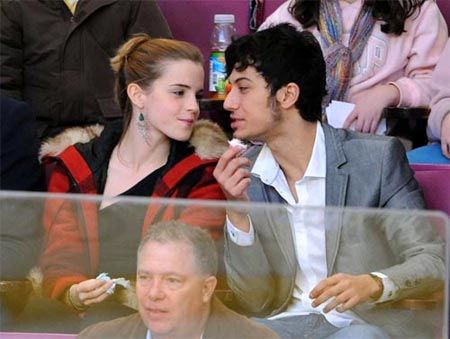 Emma Watson y Rafa Cebrian charlando en el partido