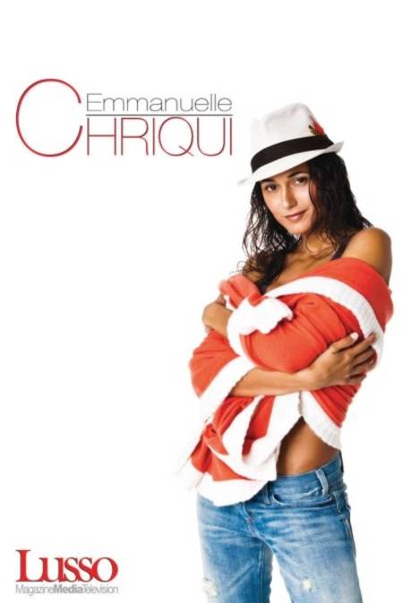 Emmanuelle Chriqui con jeans, sombrero y un top anaranjado