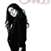 Emmanuelle Chriqui con un saco y pantalones de piel con el cabello suelto