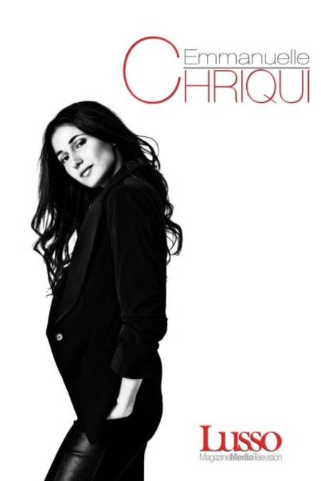 Emmanuelle Chriqui con un saco y pantalones de piel con el cabello suelto