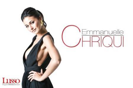 Emmanuelle Chriqui con un vestido muy sexy color negro abierto de los lados