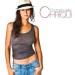 Emmanuelle Chriqui posando sexy con un top gris, jeans y un sombrero