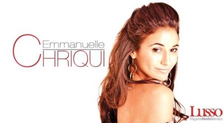 Emmanuelle Chriqui volteando a la camara luciendo sofisticada