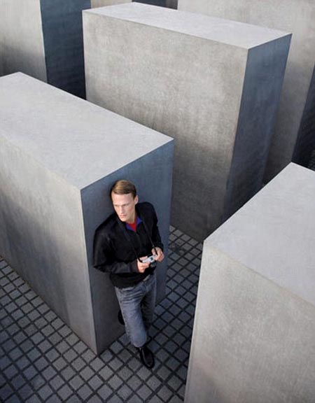 modelo posando en el monumento al Holocausto en Berlin