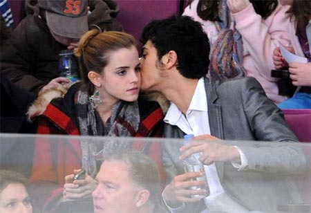 Rafa Cebrian dandole un beso en la mejilla a Emma Watson