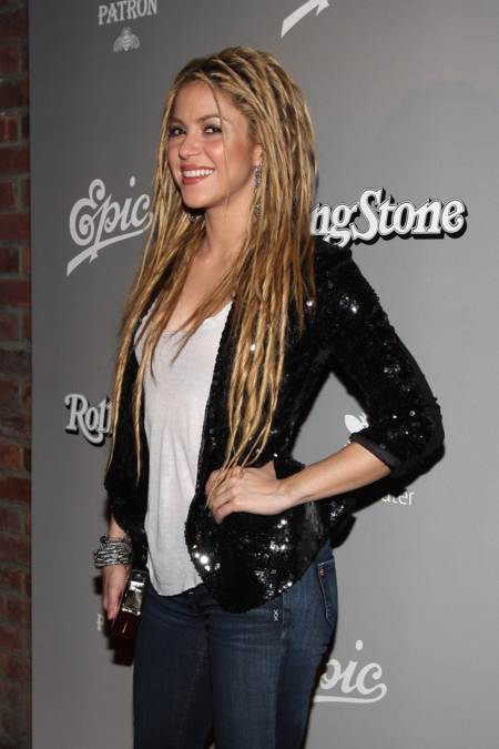 Shakira con su cara de "Soy rubia natural"