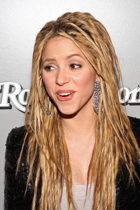 Shakira haciendo un gesto raro al llegar a la fiesta