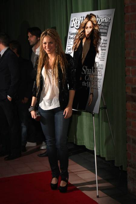 Shakira posando para la prensa en la fiesta de Rolling Stone