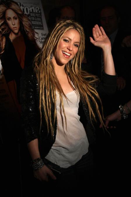 Shakira saludando a la camara de manera graciosa