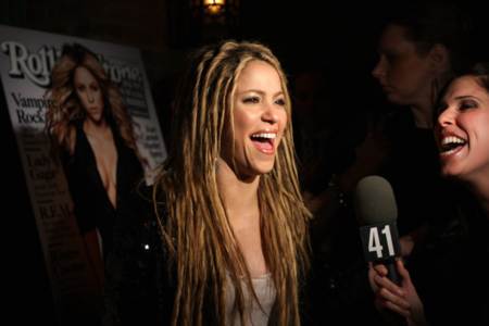 Shakira con una gran sonrisa mientras la entrevistan