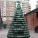 Arbol en la calle hecho de botellas de cerveza