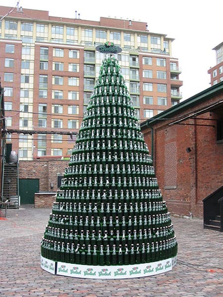Arbol en la calle hecho de botellas de cerveza