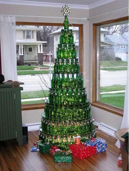 Arbolito navideño hecho con botellas de cerveza