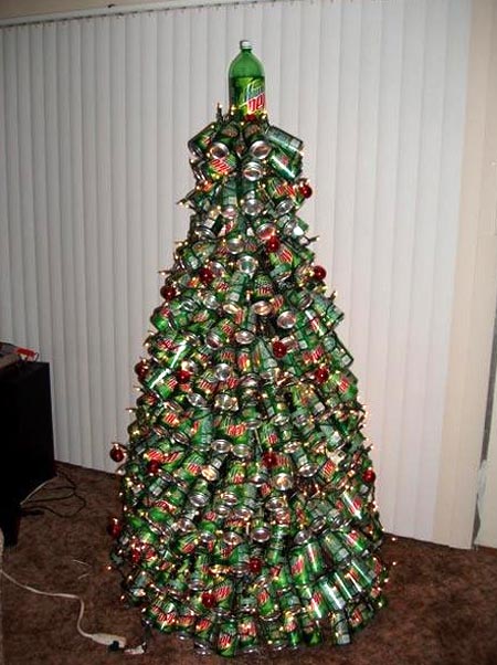 Arbolito hecho con latas de refresco Mountain Dew