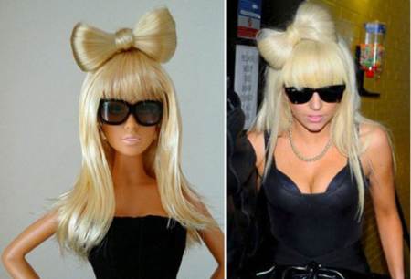 Barbie Lady GaGa con el popular moño de cabello y vestido negro