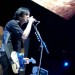 Brian Molko cantando en el estadio Ahoy