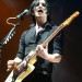 Brian Molko cantando mirando a la camara