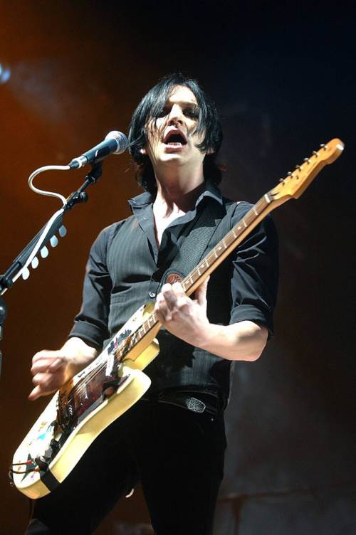 Brian Molko cantando mirando a la camara