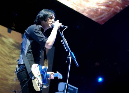 Brian Molko cantando en el estadio Ahoy