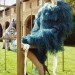 Britney Spears con un abrigo azul peludo y tacones con remaches