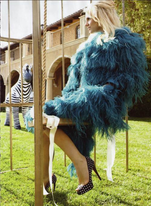 Britney Spears con un abrigo azul peludo y tacones con remaches