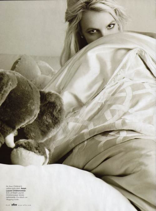 Britney Spears posando debajo de las sabanas