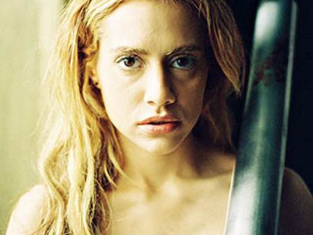 Brittany Murphy con una mirada intensa y perturbada