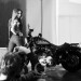 Cheryl Cole posando sexy y rockera a lado de una motocicleta