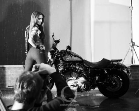 Cheryl Cole posando sexy y rockera a lado de una motocicleta