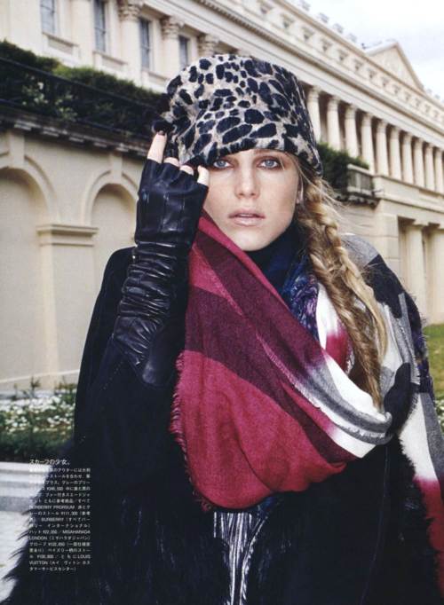 Dree Hemingway con guantes de piel y sombrero de leopardo posando en la calle