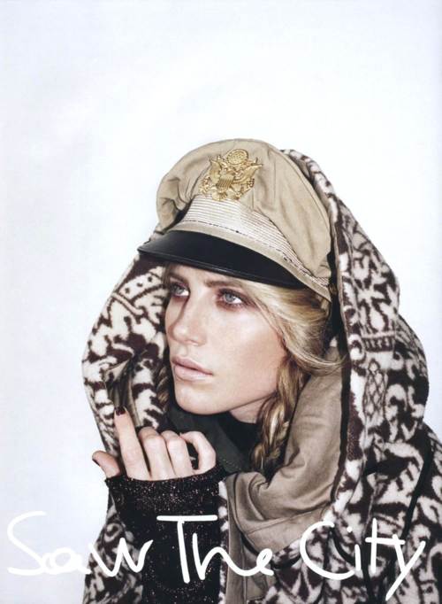 Dree Hemingway con un abrigo y sombrero militar