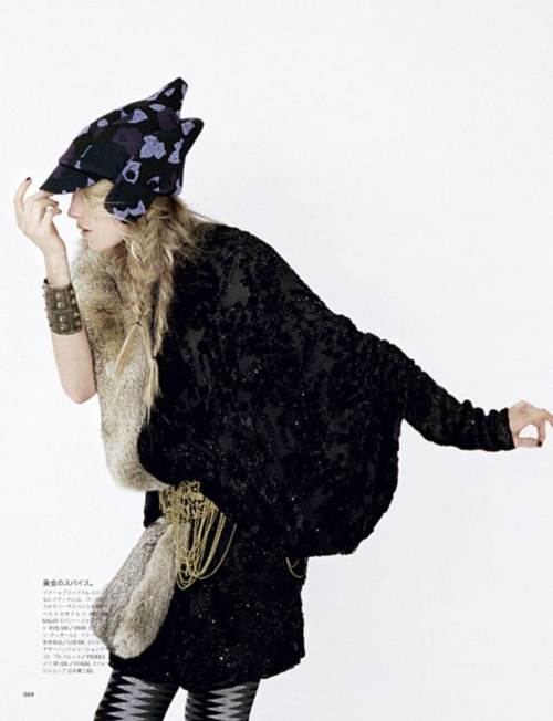 Dree Hemingway con un bluson, estola de piel y sombrero