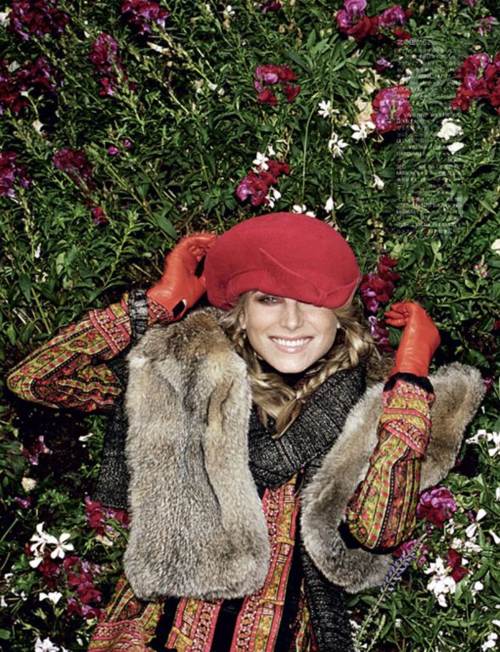 Dree Hemingway con una estola de piel, un look muy navideño
