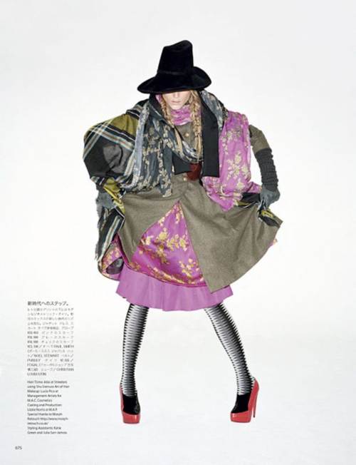 Dree Hemingway con varias capas de abrigos y sombrero estilo bohemio
