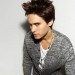 Jared Leto con un sueter gris posando con una mirada provocativa