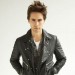Jared Leto con una chaqueta de cuero con las manos en la bolsa