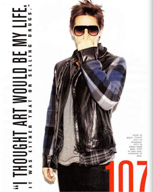 Jared Leto con una combinacion muy fashion y haciendo una seña grosera