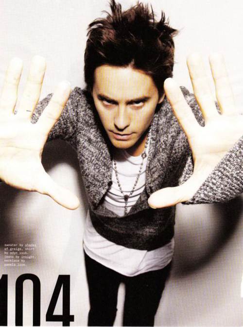 Jared Leto mirando a la camara y haciendo un encuadre
