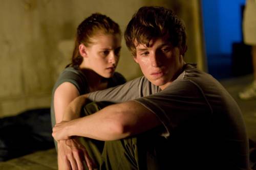 Kristen Stewart con su amigo por la noche