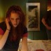 Kristen Stewart llamando por telefono en el motel