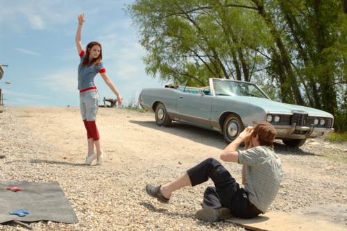 Kristen Stewart posando para una foto que esta tomando su amigo