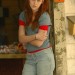 Kristen Stewart esperando a alguien recargada en la entrada