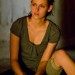 Kristen Stewart sentada en la noche con gesto preocupado
