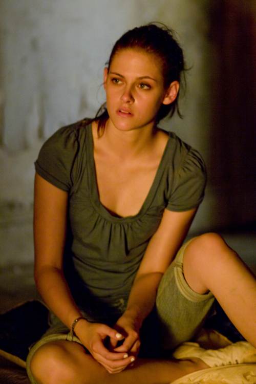 Kristen Stewart sentada en la noche con gesto preocupado