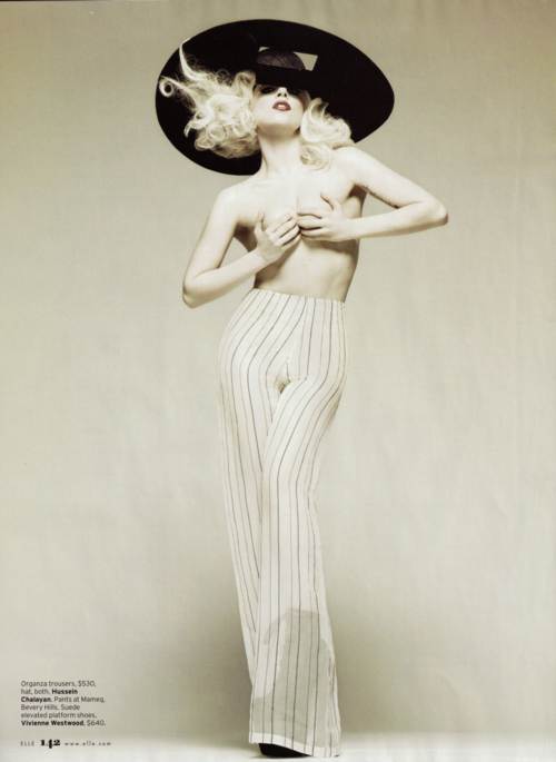 Lady Gaga con un gran sombrero y pantalones acampanados posando topless