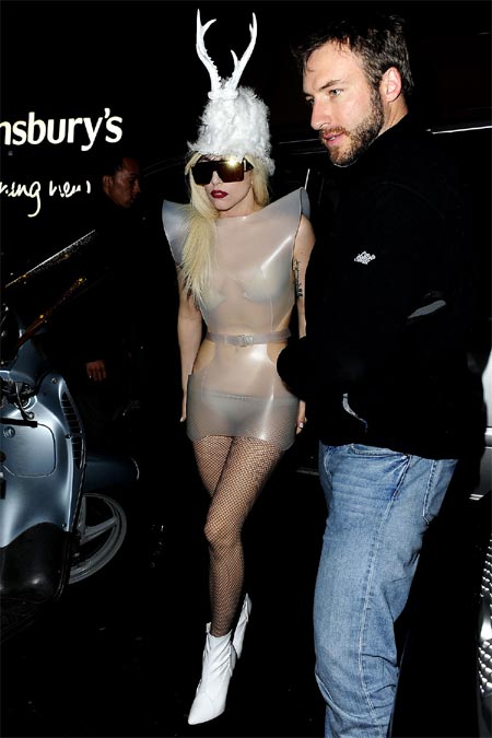 Lady GaGa con un sobrero de reno y vestido futuristico al terminar su presentacion