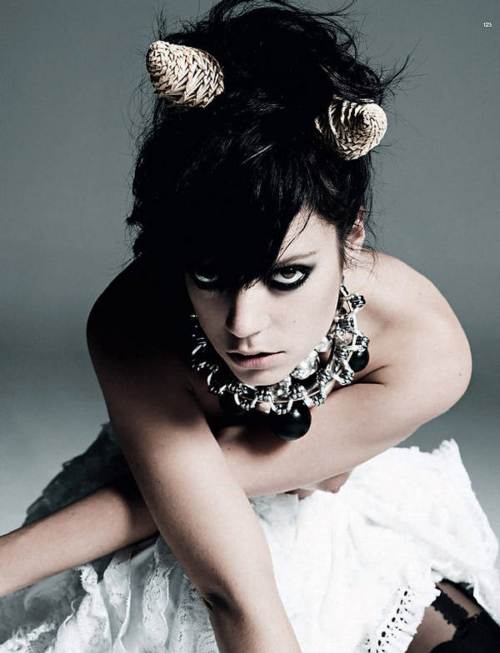Lily Allen con diadema de cuernos y un gran collar