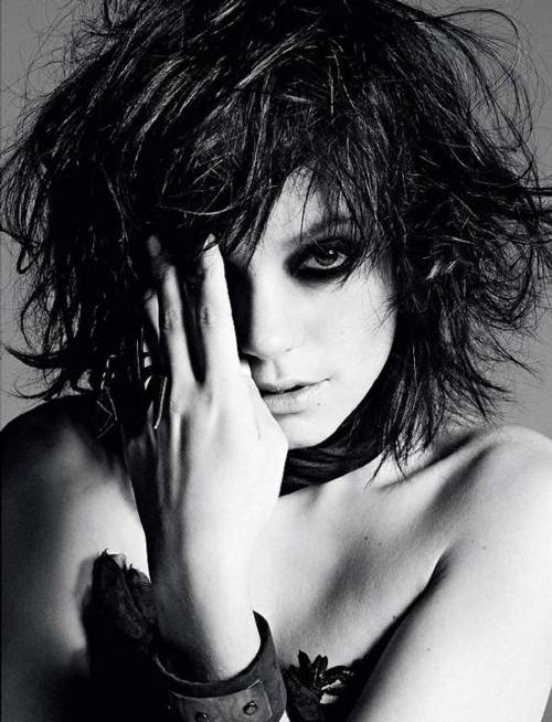 Lily Allen con maquillaje cargado, un retrato muy fashion