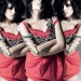Lily Allen con un mini vestido color coral y accesorios