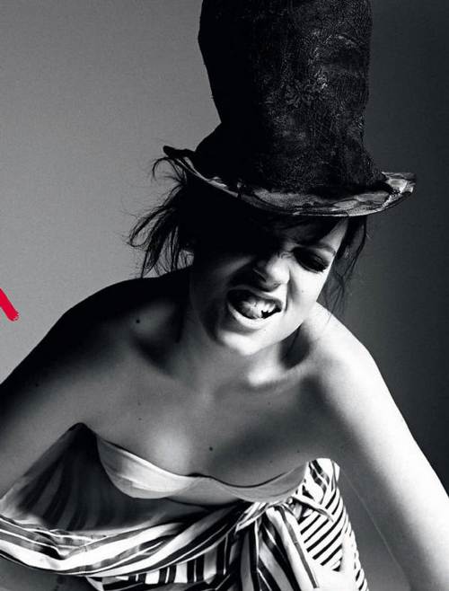 Lily Allen haciendo un gesto mientras posa fashion